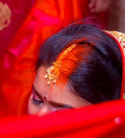 "Close-up sindoor ceremony moment of an Indian bride captured by SK Photographer Ranchi, traditional wedding photography in Jharkhand."